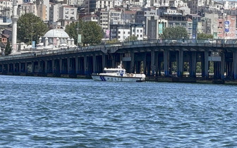 Unkapanı Köprüsü'nden geçerken yolcu teknesinde görünmez kaza