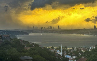 İstanbul'da fırtına: Çatılar uçtu, ağaçlar devrildi