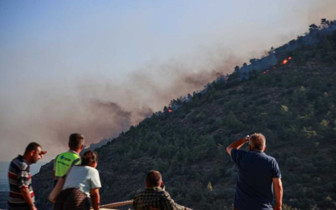 Mersin'de orman yangını: 145 kişi güvenli bölgelere nakledildi