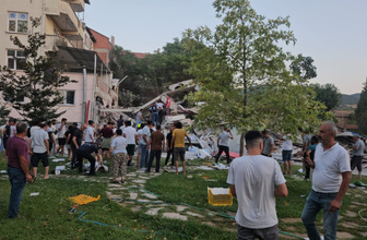 Balıkesir’deki depremde 10’dan fazla binanın yıkıldı