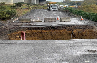 İstanbul'da sağanak! Sarıyer'de yol çöktü! Pikap ile kamyonet dereye düştü
