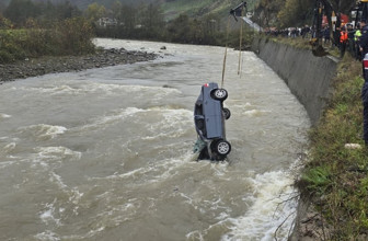 Annesine mezar yeri bakmaya gidiyordu babasının 28. ölüm yıldönümünde yeğeniyle birlikte öldü