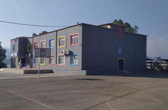 Okul bahçesinde korkunç saldırı! 12 yaşındaki öğrenci okul müdürünü tüfekle vurdu