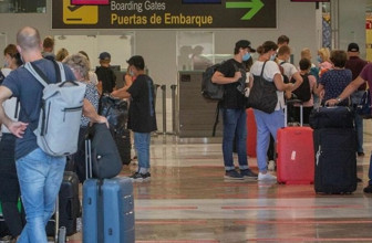 Akıllara durgunluk veren olay! 80 yaşındaki adam ölü eşini uçağa bindirmek için öyle birşey yaptı ki...