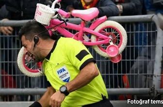 Ofsayt kararı sonrası hakemin üzerine çocuk bisikleti atıldı