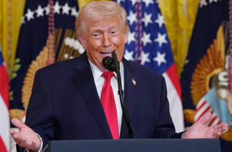 Trump futbolda kırmızı kartın anlamını öğrendiğinde "Benimle dalga geçiyor olmalısınız" demiş