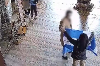 Ayasofya'da provokasyon girişimi! Bayrak açan 2 kişi tutuklandı