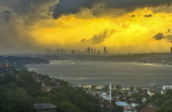 İstanbul'da fırtına: Çatılar uçtu, ağaçlar devrildi