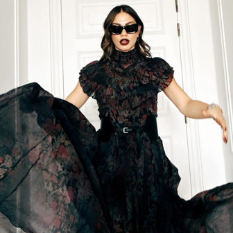 Demet Özdemir’den ayna karşısında dikkat çeken poz!