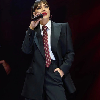 Ebru Gündeş'i hiç böyle görmediniz! Maskülen tarzı olay...