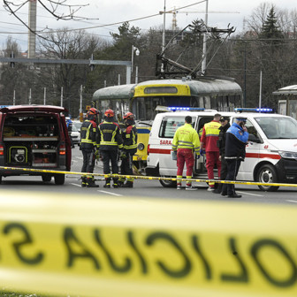 Raydan çıkan tramvay durakta bekleyen yolculara çarptı! Ölü ve yaralılar var