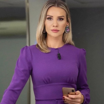 Ünlü sunucu Esra Erol yayın öncesi korkuttu! Saç maşası yüzüne deyince...