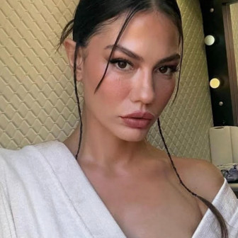 Oyuncu Demet Özdemir hayranına kayıtsız kalamadı! Verdiği yanıt...