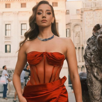 Özge Özacar dünyaca ünlü yıldız ile aynı karede! Yorum yağdı