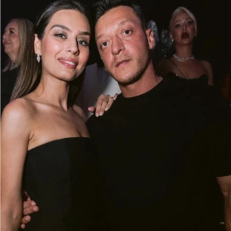 Mesut Özil bebek mutluluğunu bakın nasıl paylaştı! İhtiyaç sahibi çocuklar sevinecek