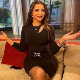Esra Ezmeci'den estetik çıkışı! Plastik gibi dolaşıyorlar...