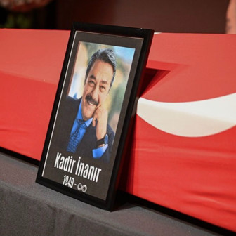 Kadir İnanır'ın kabri çiçekler ile bezendi