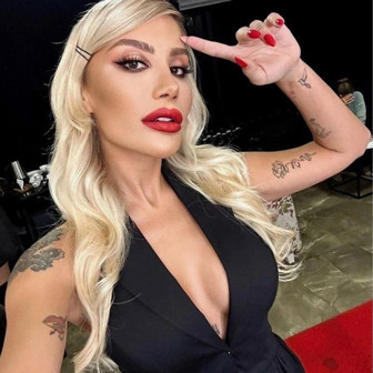 İrem Derici hayranlarının merakını giderdi! Meğer dolgu değil...