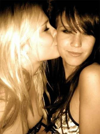 Prensin kuzenlerinden şok pozlar! - Resim: 1