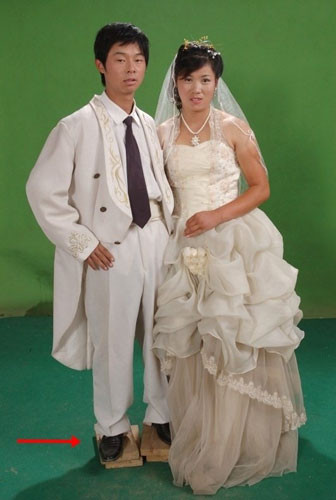 İki kadın hiç kimseye aldırış etmedi yolun ortasında... - Resim: 3