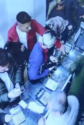 Gelin ile kayınvalide kuyumcuda kabusu yaşadı 'araba alacaktık' dedi şoku atlatamadılar - Resim: 2