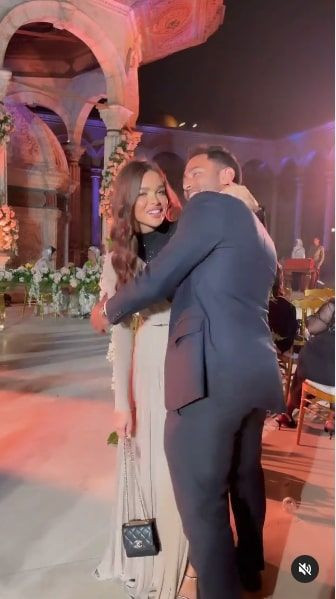 Fenomen Ezgi Fındık dekolteli kıyafetlerle camide imam nikahına katıldı! Kilise gibi... - Resim: 2