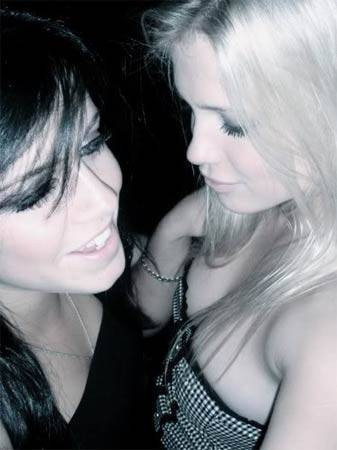 Prensin kuzenlerinden şok pozlar! - Resim: 2