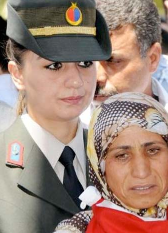 Urfa şehidini binlerce kişiyle uğurladı - Resim: 3