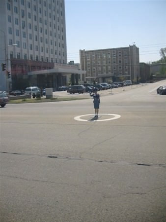 Araba yok, trafik yok ama trafik polisi var - Resim: 2