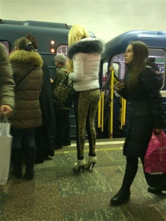 Metroya bu halde bindi ama sonra soyunmaya başlayınca... - Resim: 4