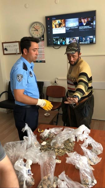 Gezgin dilencinin her yerinden para fışkırdı - Resim: 2