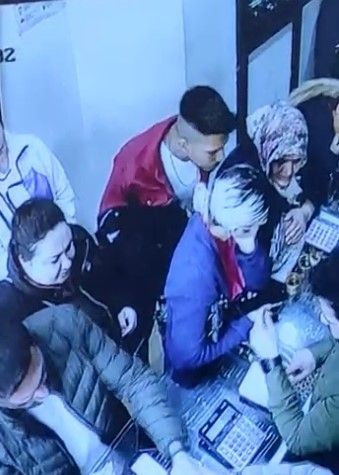 Gelin ile kayınvalide kuyumcuda kabusu yaşadı 'araba alacaktık' dedi şoku atlatamadılar - Resim: 4