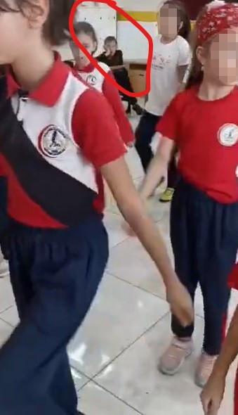 Bu görüntü vicdanları yaralamıştı... O öğretmenle ilgili karar verildi! - Resim: 0