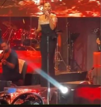 Ebru Gündeş'ten Hadise'ye açık mesaj! Sahneden seslendi - Resim: 1