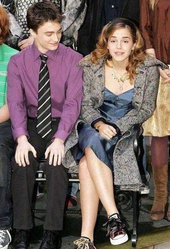 Çaktırmadan bakmak istediler ama...! - Resim: 2