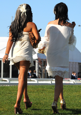 Sizce atlar mı yoksa kadınlar mı yarışıyor? - Resim: 1