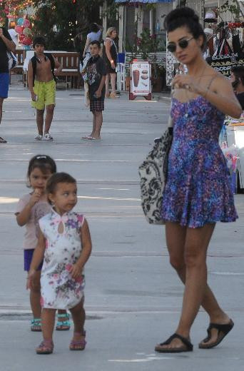 Tuba Büyüküstün ikizleriyle tatilde - Resim: 2