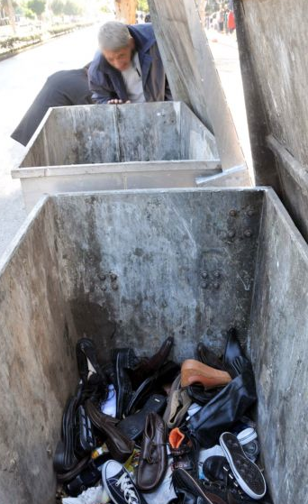 Çöpteki ayakkabılara böyle hücum ettiler - Resim: 3