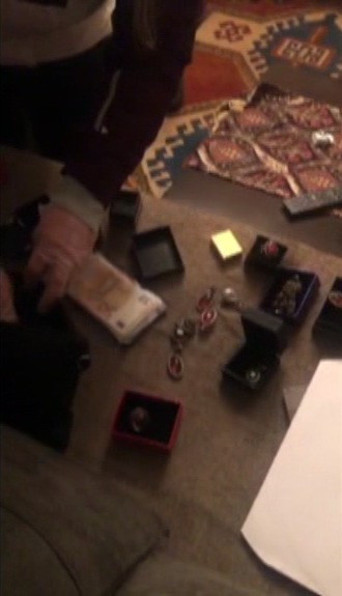 Zenginlere katalogdan kadın göndermişler! Kadın çete lieri her şeyi tek tek not almış - Resim: 1