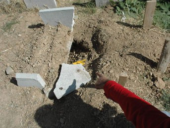 4 yaşındaki bebeğini diri diri gömdü! Ağlama sesi gelince... - Resim: 4