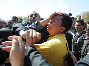 Saldırıya uğrayan politikacılar - Resim: 2