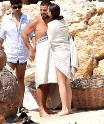 Melis Sezen sevgilisini öpmeye doyamadı! Leoparlı bikinisiyle pozlar verdi yorum yağdı - Resim: 4