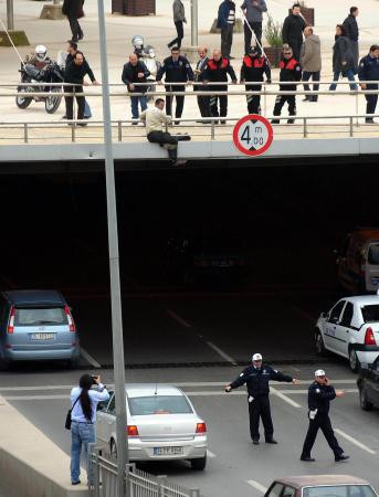 İntiharcıyı havada yakaladı! - Resim: 2