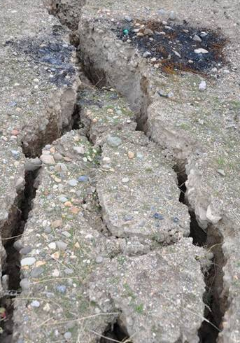 Van Gölü kıyısında korkunç yarıklar - Resim: 1