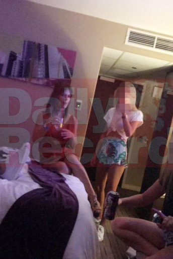 Öğrencisiyle cinsel ilişkiye girdi! Ülkeden kaçan öğretmen şimdilerde paraya para demiyor - Resim: 2