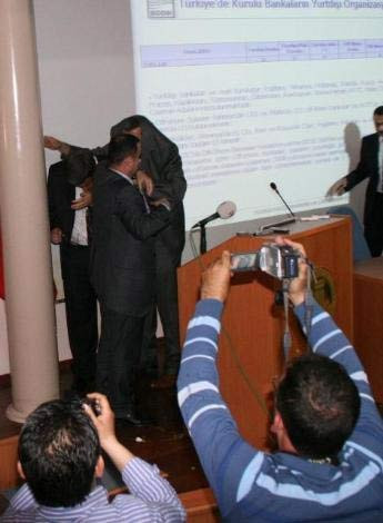 Başkana yumurtalı saldırı! - Resim: 2