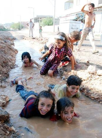 Havuz vardı da onlar mı girmedi - Resim: 2