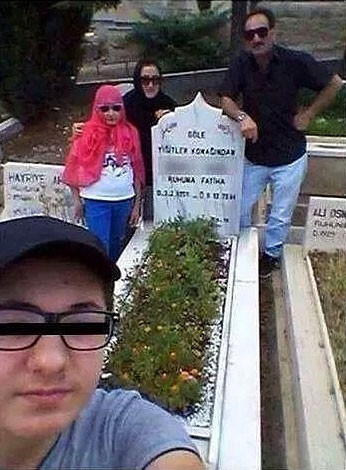 İşte yeni çılgınlık! Ölü insanlarla selfie! - Resim: 3