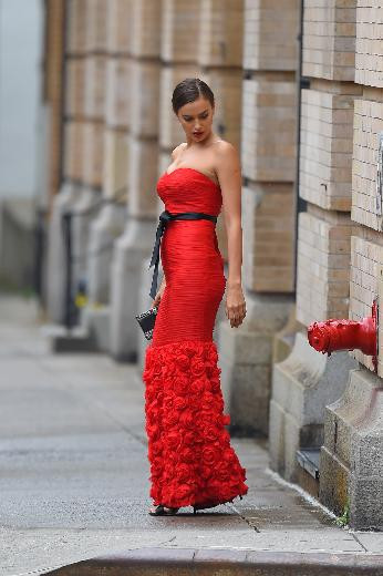 Elbisesi ünlü modelin başına dert açtı - Resim: 2