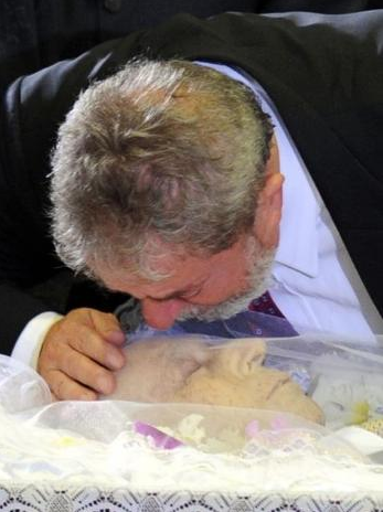 Cenazede gözyaşlarını tutamadı - Resim: 1